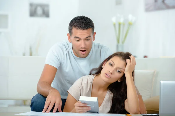 Casal jovem está tendo problemas financeiros — Fotografia de Stock