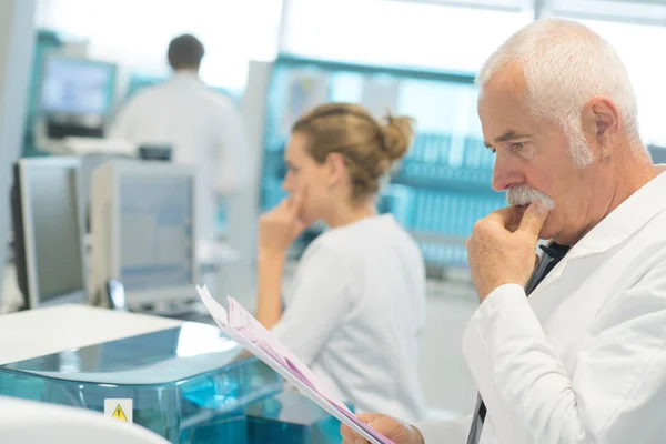 Médico de laboratório lendo as informações — Fotografia de Stock