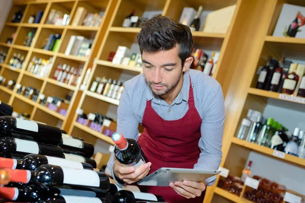 Verkäufer in Uniform mit Tablet im Weinhaus — Stockfoto