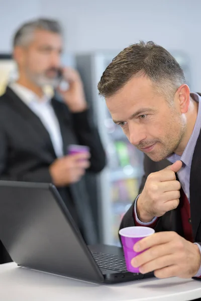 Digital marketing specialist and laptop — Stock Photo, Image