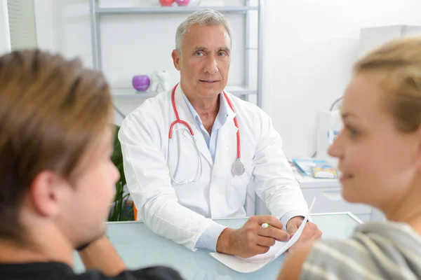 Médico y paciente y hombre —  Fotos de Stock