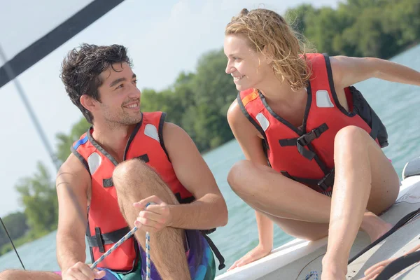 Pareja joven dirigiendo un catamarán —  Fotos de Stock