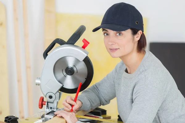 Женщина работает за столом в мастерской — стоковое фото