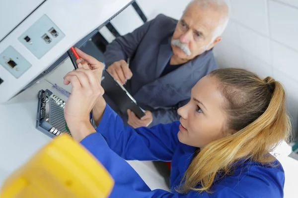 Testning elektriska uttag och uttaget — Stockfoto