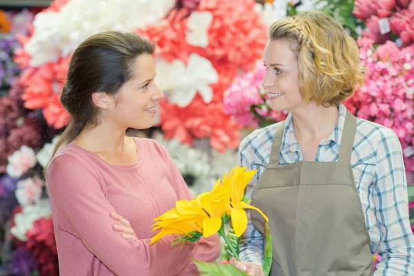 Cliente y florista de la floristería — Foto de Stock