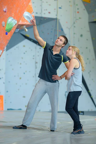 Passa par på rock klättervägg på gymmet — Stockfoto