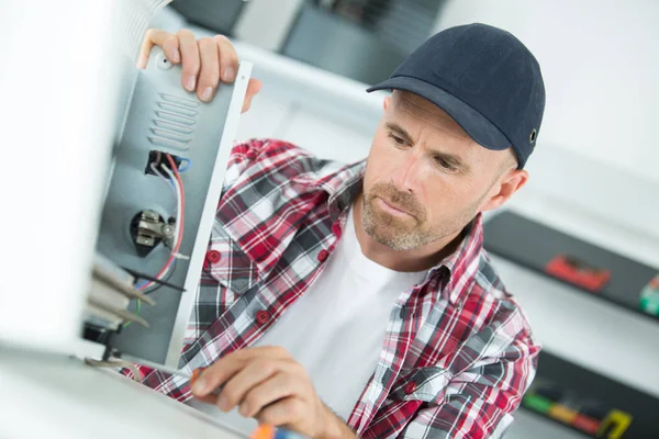 Computeringenieur arbeitet am Computer — Stockfoto