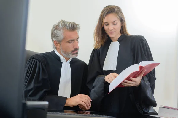 Rechter en mede-werker bespreken law — Stockfoto