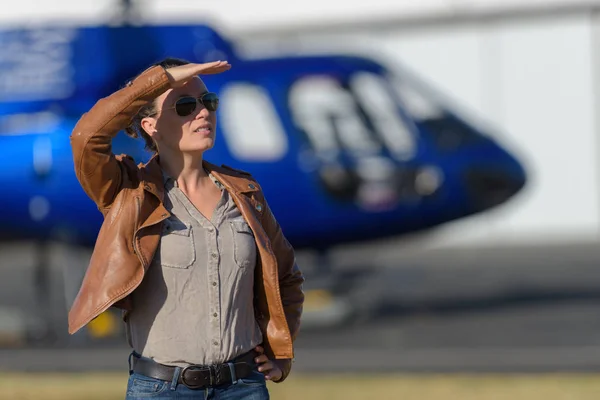 Jovem mulher encomendando bilhete de helicóptero por tablet no aeroporto — Fotografia de Stock