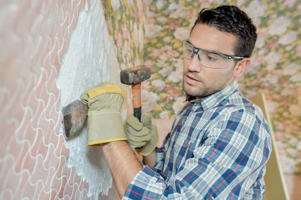 Scalpellare il vecchio motivo da un muro — Foto Stock