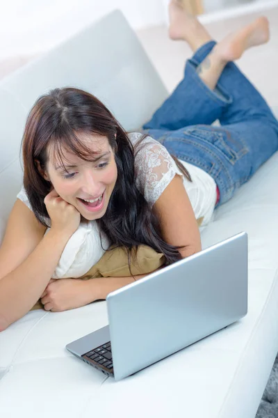 Mujer de mediana edad feliz usando la computadora en casa —  Fotos de Stock