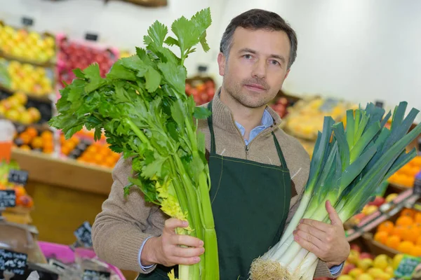 Jeune commis d'épicerie posant dans l'allée des produits de l'épicerie — Photo