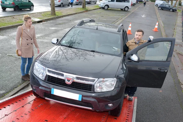 Assistência reboque carro ajudando uma cliente do sexo feminino — Fotografia de Stock