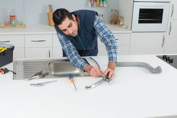Klempner bei der Arbeit in der Küche — Stockfoto