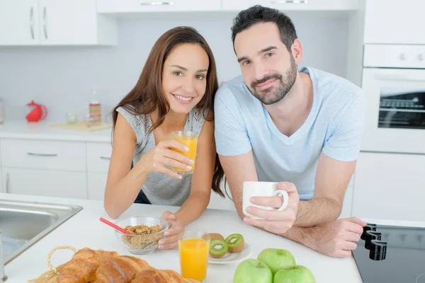 Para jedząca razem śniadanie — Zdjęcie stockowe