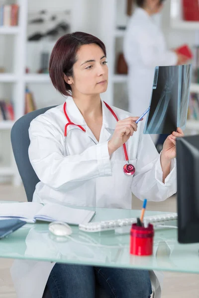 Examinar a los pacientes con rayos X y al médico —  Fotos de Stock