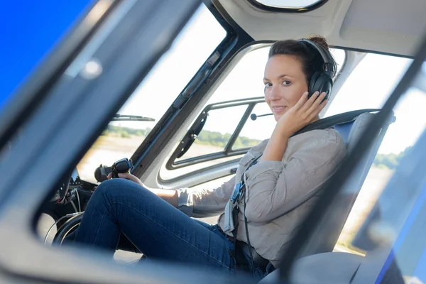 Vista laterale di giovane pilota di elicottero donna — Foto Stock