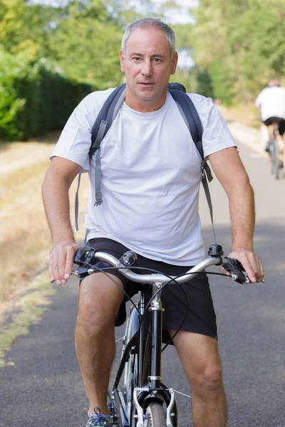 Porträt eines Mannes mittleren Alters auf dem Fahrrad — Stockfoto