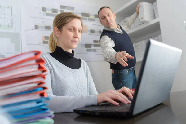 Två affärsmän som arbetar på sin laptop — Stockfoto