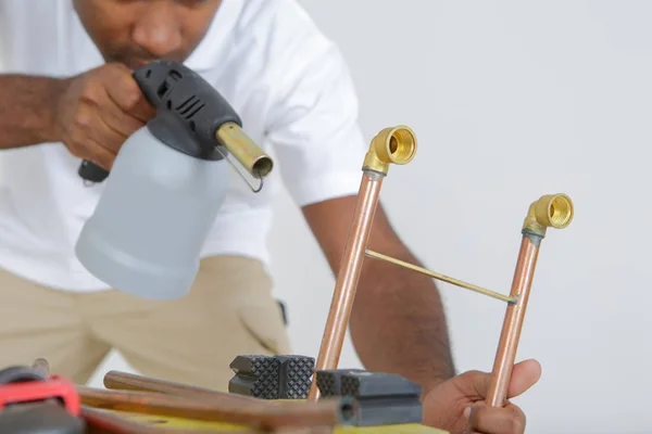 Industriële werknemer met behulp van propaan gas fakkel voor het solderen van koperen buizen — Stockfoto