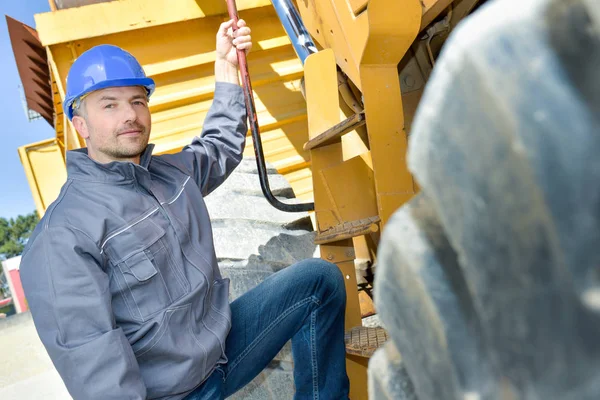 Industriële klimmer klaar om een polyfoam vel isolatie — Stockfoto