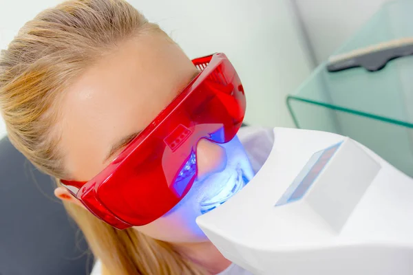 Ragazza con una radiografia dentale — Foto Stock