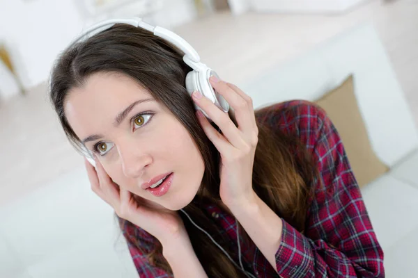 Female teenager listening to the music — Stock Photo, Image