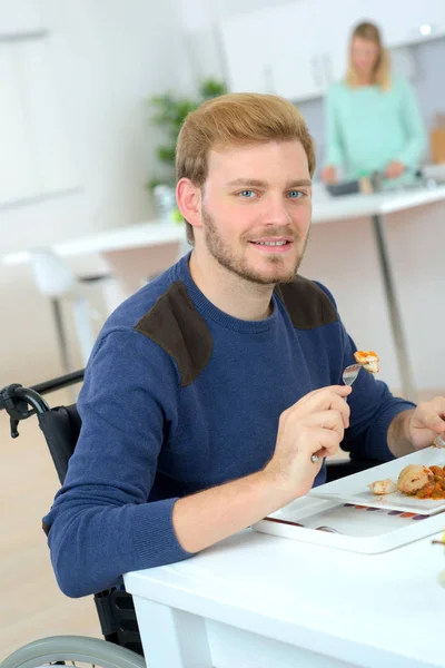 Mangiare un pasto preparato dalla sua ragazza — Foto Stock