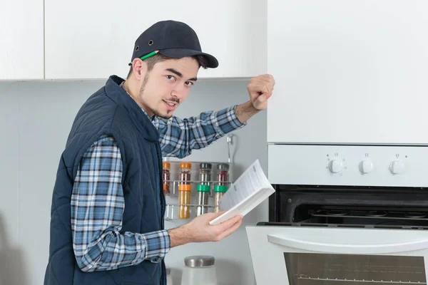 Handwerker beim Lesen des Ofenmanövers — Stockfoto