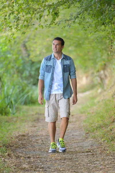 Hombre feliz caminando y relajándose en el parque —  Fotos de Stock