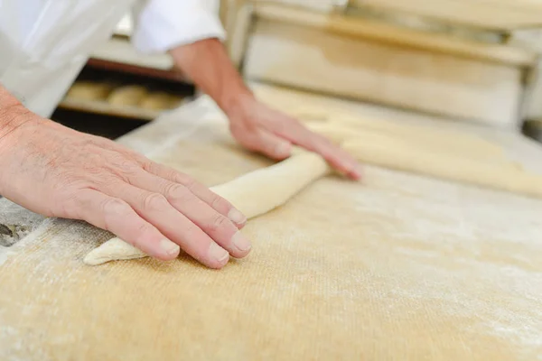 Rolling masa de pan y hornear —  Fotos de Stock