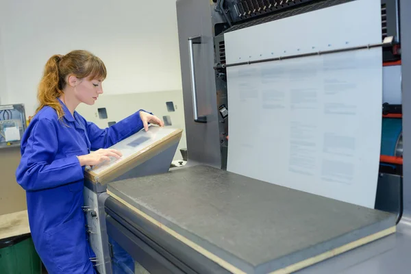 Macchina di stampa operatoria femminile — Foto Stock