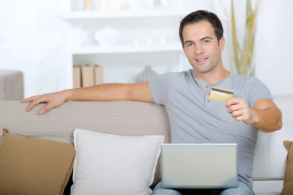 Człowiek posiadający karty kredytowej online zakupy — Zdjęcie stockowe