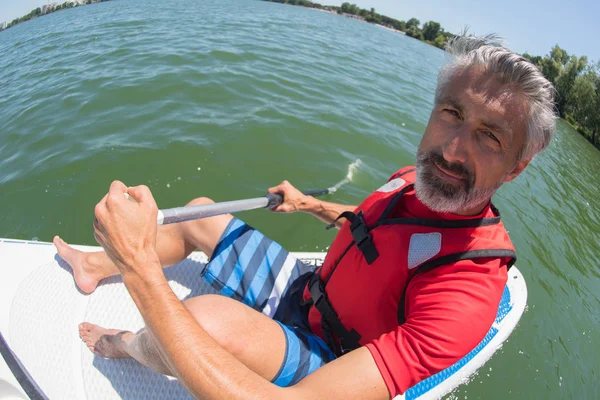 Homem fazendo uma pausa da vida estressante da cidade — Fotografia de Stock