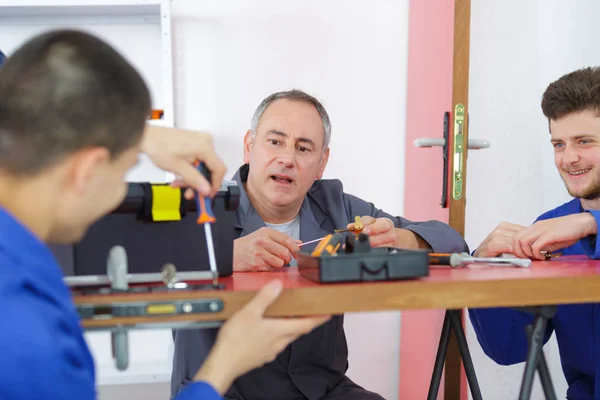 Deurbeslag voor succesvolle reparatie — Stockfoto