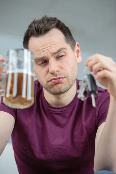 Jovem bêbado homem com chave de carro e garrafa de cerveja — Fotografia de Stock