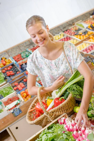 Frau kauft ein paar Radieschen — Stockfoto