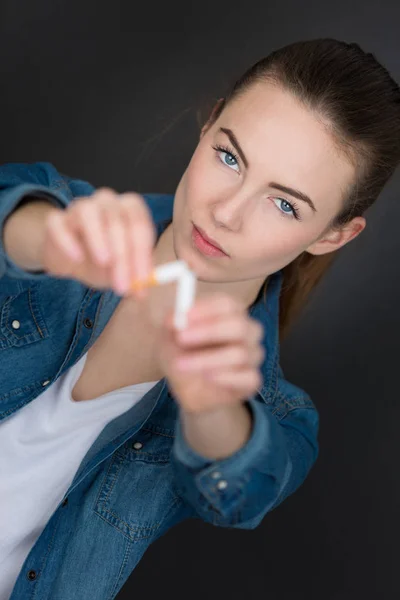 Menina quebrando a vara de cigarro — Fotografia de Stock