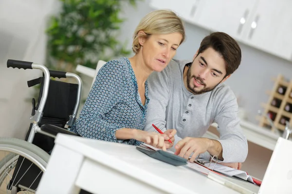 Man helpen zijn handicap tante — Stockfoto