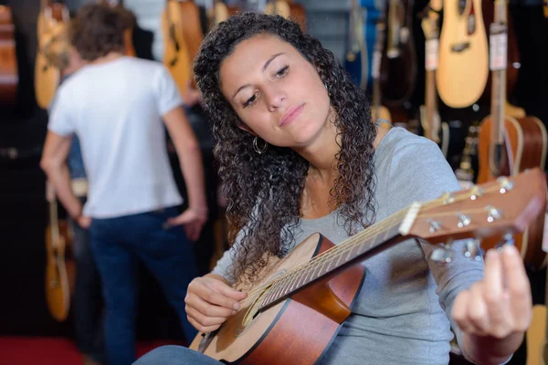 Afinación de la guitarra y la recreación —  Fotos de Stock