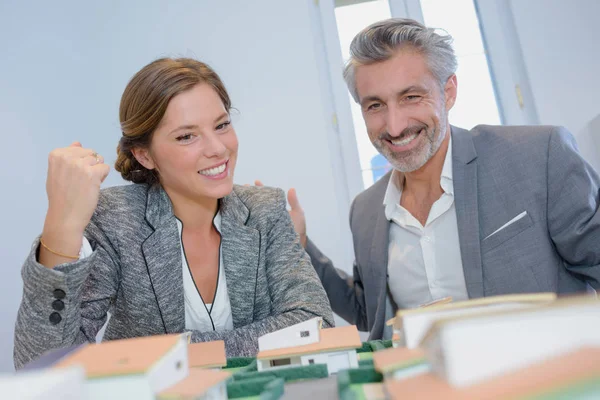 Trabajo en equipo y cooperación y real — Foto de Stock