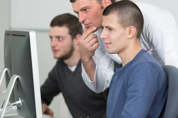 Tonen van de afgewerkte programma — Stockfoto