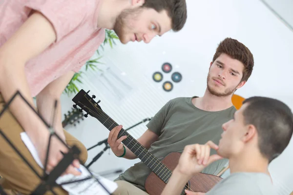 Adolescentes tocando guitarra — Fotografia de Stock