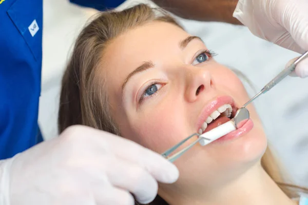 Dentista utilizzando specchio per ottenere una migliore vista — Foto Stock