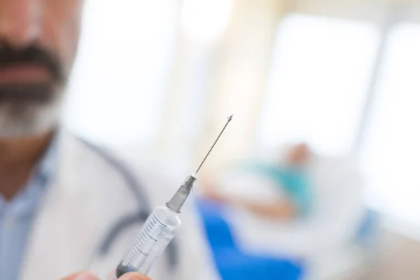 In de handen van de arts close-up syringe — Stockfoto
