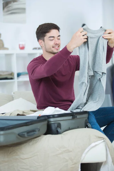 Man packing suitcase and man — Stock Photo, Image