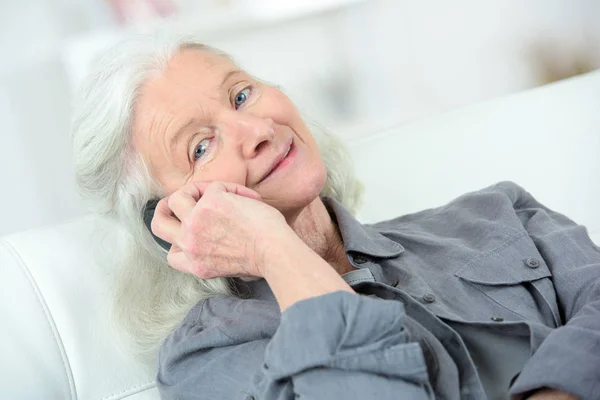 Ritratto di donna anziana al telefono — Foto Stock