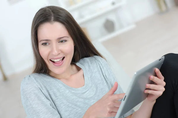 Mulheres felizes brincando com tablet — Fotografia de Stock