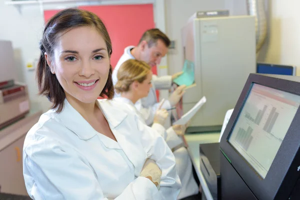 Cientistas médicos que utilizam máquinas digitais em laboratório — Fotografia de Stock