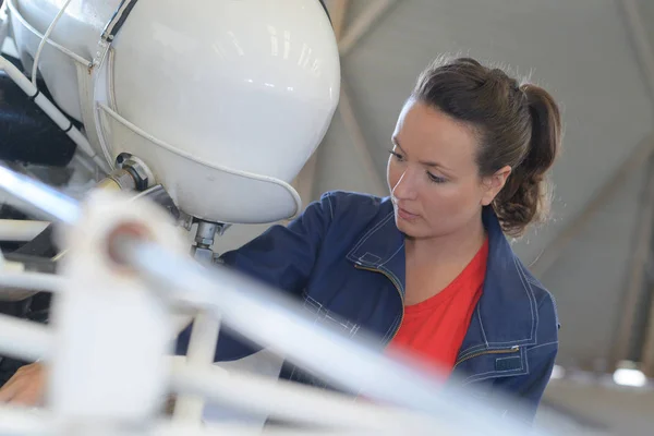 Femme dans le hangar — Photo